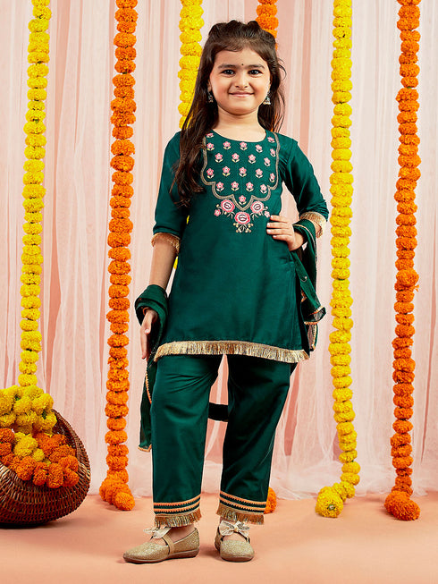Girl's' Green Kurta Pyjama And Dupatta Set.